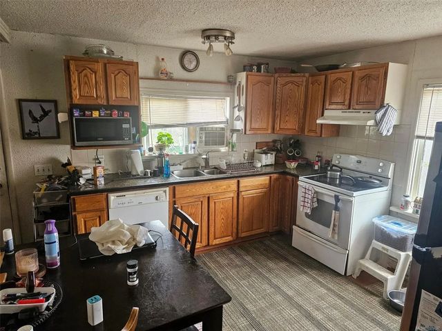 3 of 6 - 640 Campbell St, Nanaimo, BC