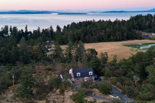 2 of 52 - 4589 Blenkinsop Rd, Saanich, BC