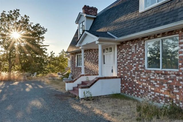 3 of 52 - 4589 Blenkinsop Rd, Saanich, BC