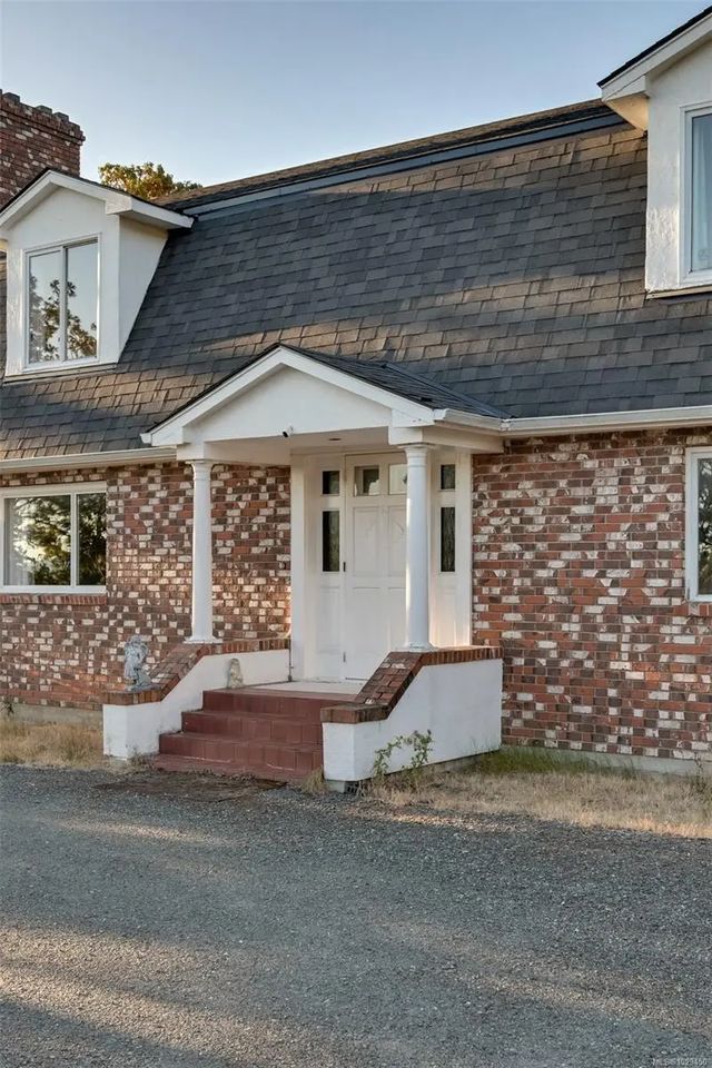 5 of 52 - 4589 Blenkinsop Rd, Saanich, BC