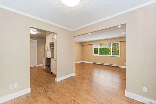4 of 31 - 1945 Lisnoe Ave 4, Central Saanich, BC