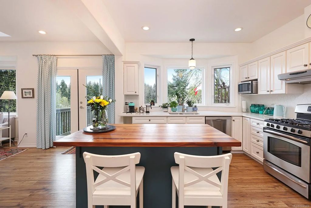 325 Harmston Ave, Courtenay