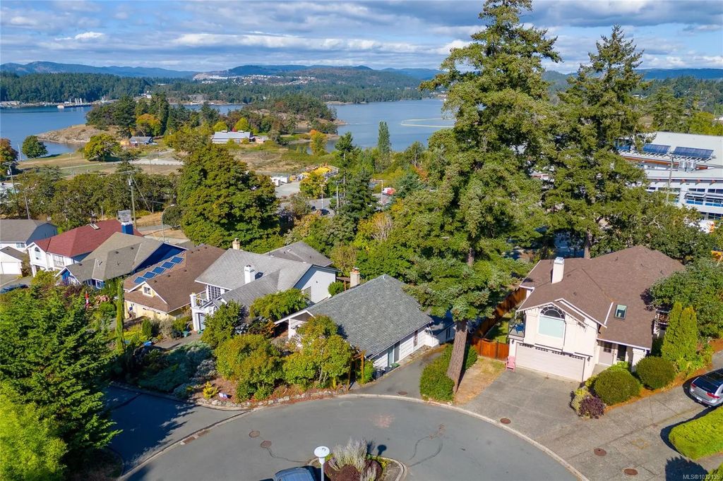 715 Luscombe Pl, Esquimalt