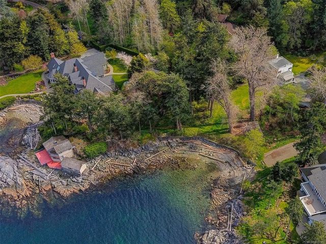 3 of 46 - 2620 Queenswood Dr, Saanich, BC