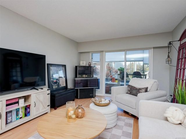 2 of 32 - 1537 Morrison St 304, Victoria, BC