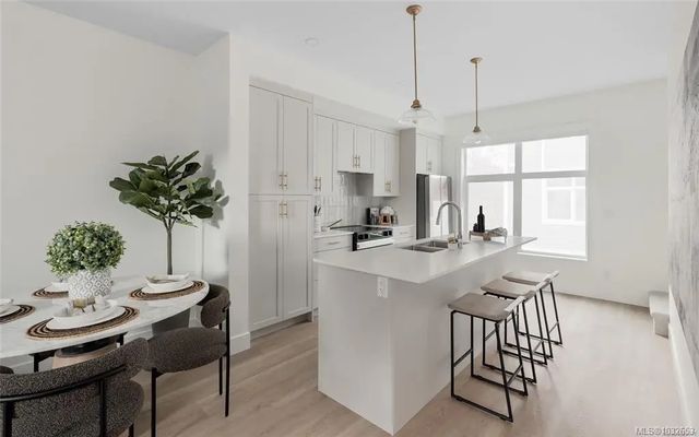 2 of 34 - 2536 Shelbourne St 11, Victoria, BC