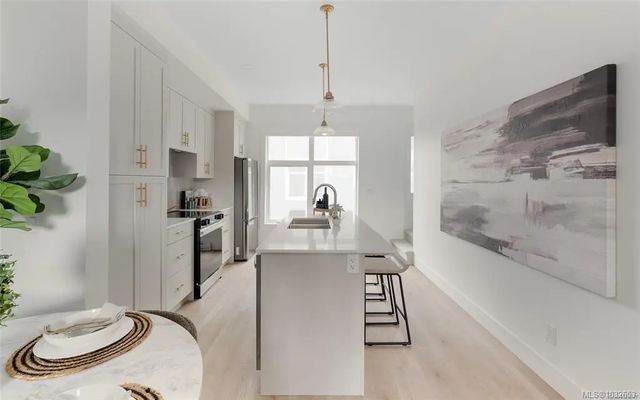 3 of 34 - 2536 Shelbourne St 11, Victoria, BC