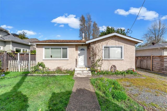2 of 6 - 9691 Fifth St, Sidney, BC