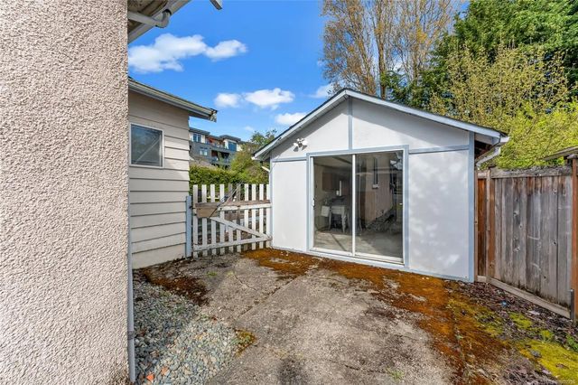 3 of 6 - 9691 Fifth St, Sidney, BC