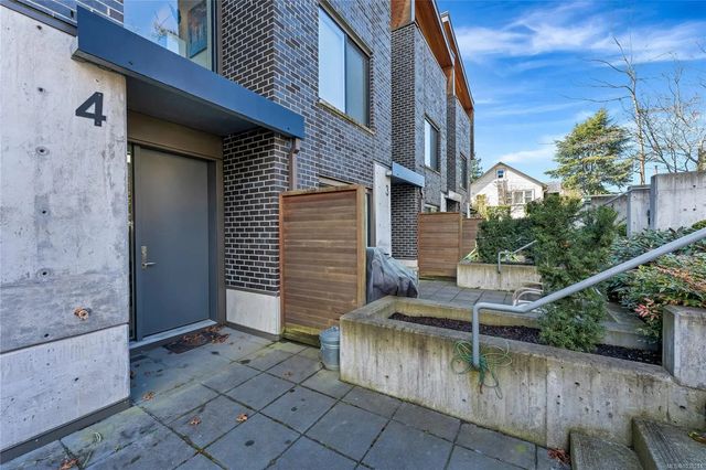 2 of 33 - 991 Mckenzie Ave 4, Saanich, BC