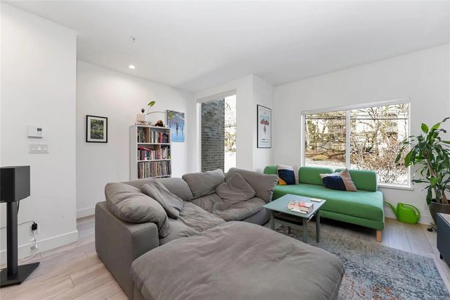 4 of 33 - 991 Mckenzie Ave 4, Saanich, BC