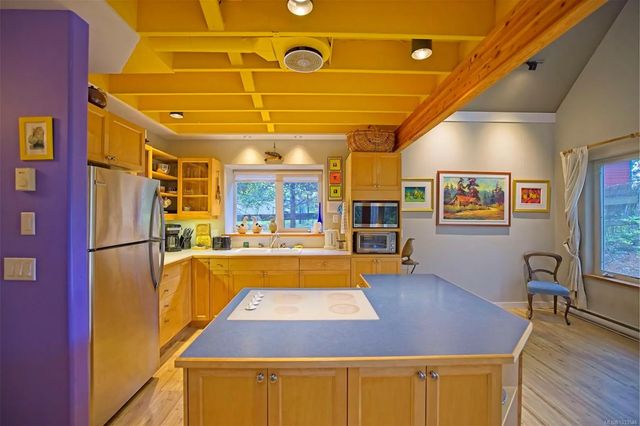 4 of 27 - 110 Village Terr, Salt Spring, BC