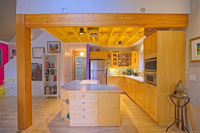 5 of 27 - 110 Village Terr, Salt Spring, BC