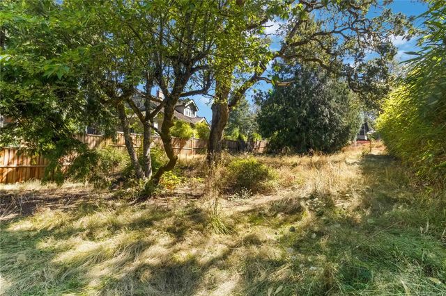 2 of 17 - 933 Woodhall Dr, Saanich, BC