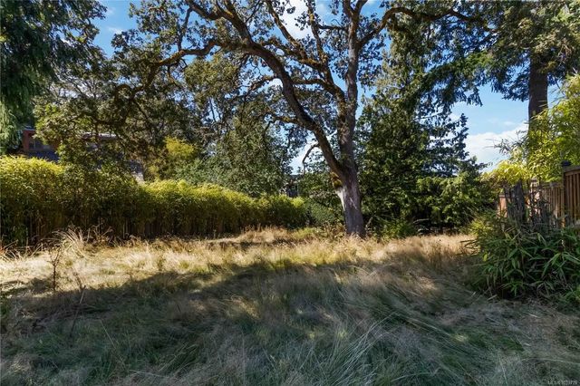 3 of 17 - 933 Woodhall Dr, Saanich, BC