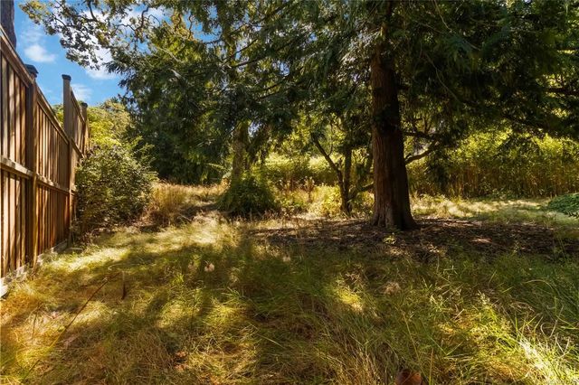 4 of 17 - 933 Woodhall Dr, Saanich, BC