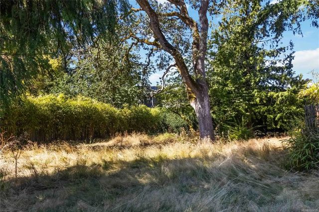5 of 17 - 933 Woodhall Dr, Saanich, BC