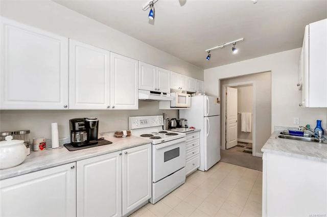 4 of 26 - 1580 Christmas Ave 104, Saanich, BC