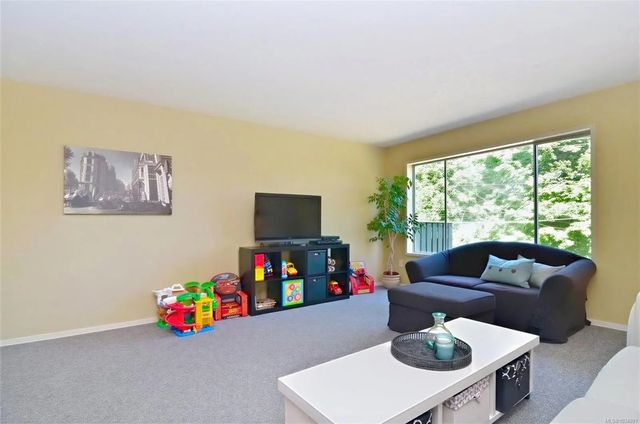4 of 22 - 379 Kislingbury Lane, View Royal, BC