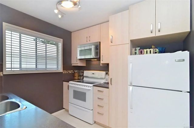 5 of 22 - 379 Kislingbury Lane, View Royal, BC