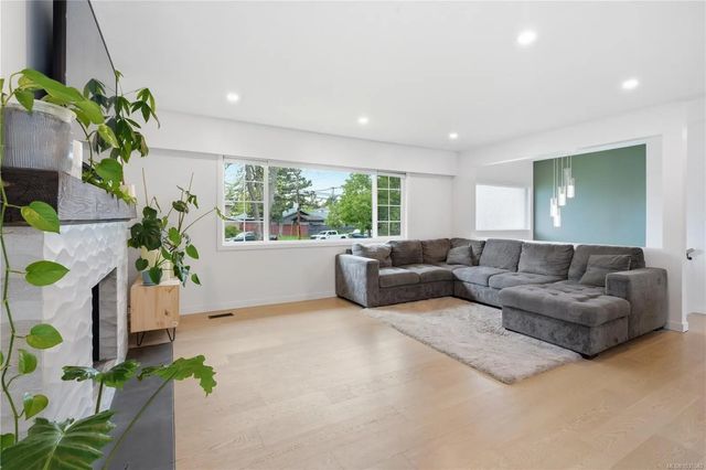 4 of 34 - 4261 Carey Rd, Saanich, BC