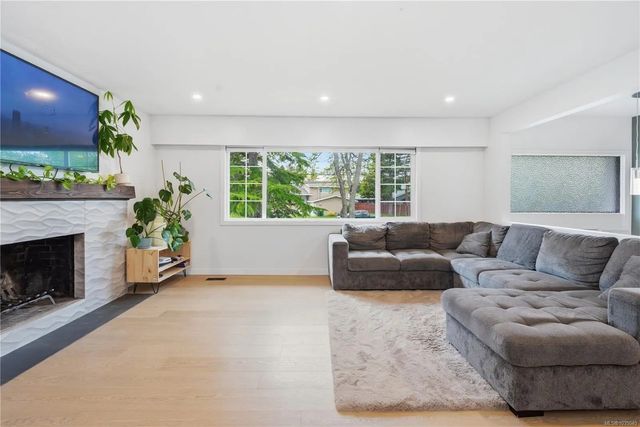 5 of 34 - 4261 Carey Rd, Saanich, BC