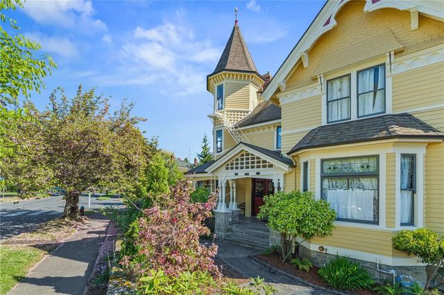 2 of 40 - 1171 Rockland Ave, Victoria, BC
