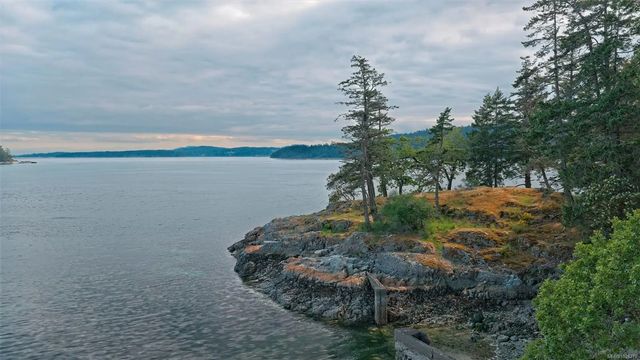 2 of 28 - 157 Menhinick Dr, Salt Spring, BC