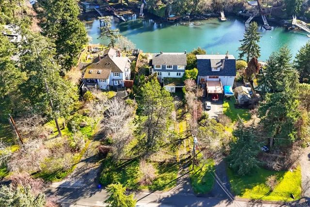 2 of 18 - 304 Bessborough Ave, View Royal, BC