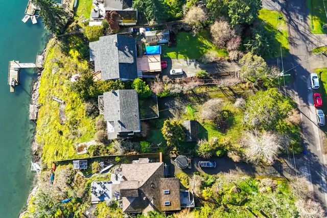 3 of 18 - 304 Bessborough Ave, View Royal, BC