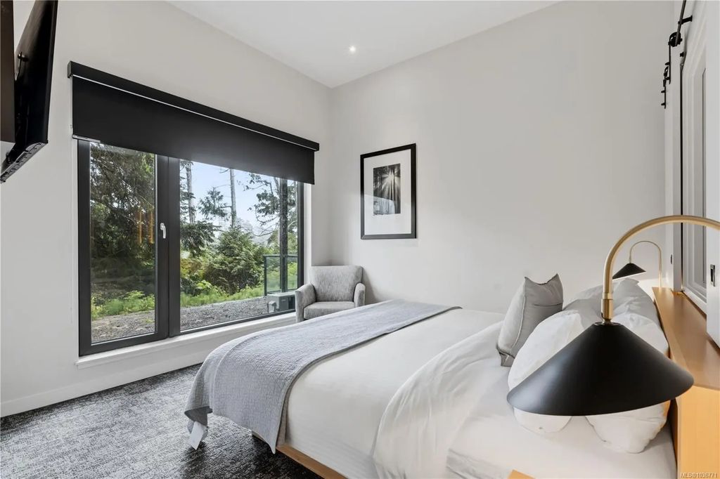596 Marine Dr 103, Ucluelet