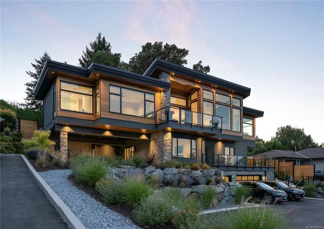 2 of 57 - 928 Claremont Ave, Saanich, BC