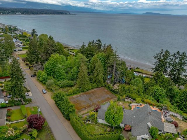 2 of 20 - 391 Burnham Rd, Qualicum Beach, BC