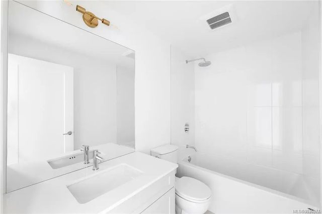 5 of 22 - 2536 Shelbourne St 8, Victoria, BC