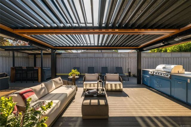 4 of 60 - 330 Irving Rd, Victoria, BC