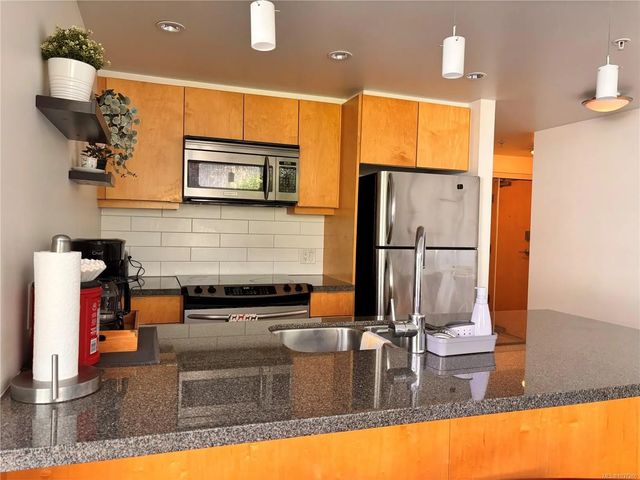 3 of 33 - 760 Johnson St 208, Victoria, BC