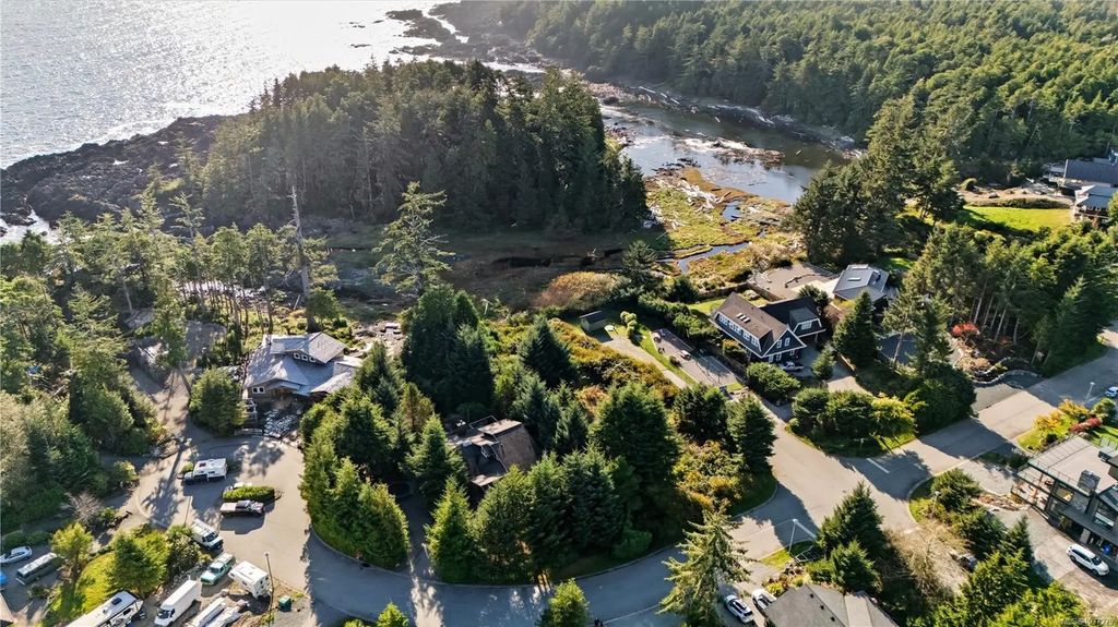 912 Barkley Pl, Ucluelet