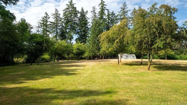 3 of 10 - 485 Beaver Lake Rd, Saanich, BC