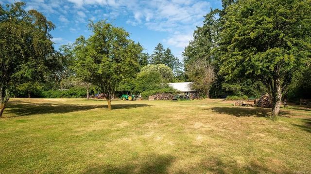 4 of 10 - 485 Beaver Lake Rd, Saanich, BC