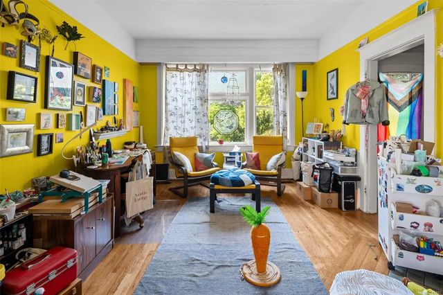 4 of 27 - 2639 Prior St, Victoria, BC