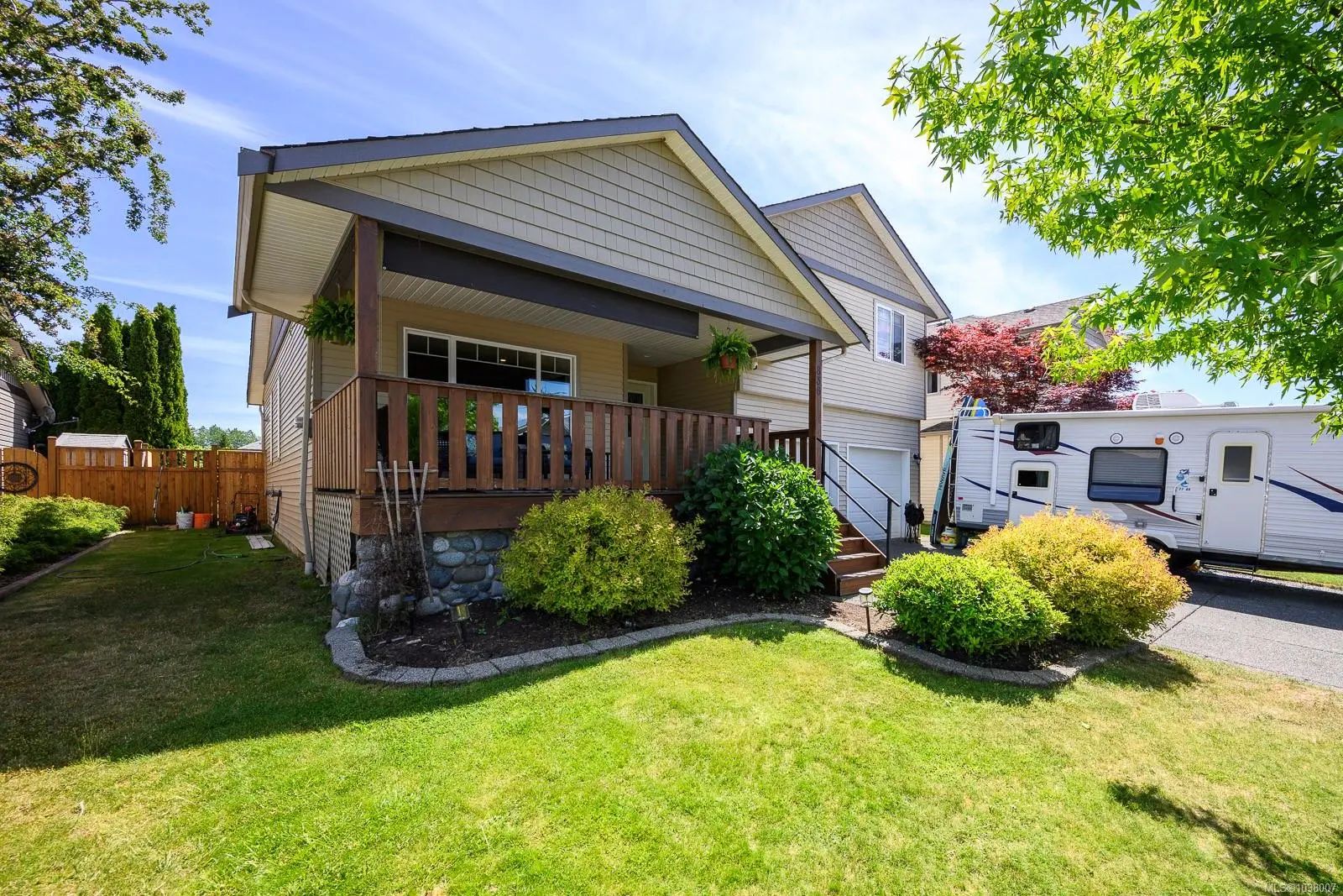 Residential Real Estate for Sale at 836 Tracker Pl in the city of Comox by MLS #1038007