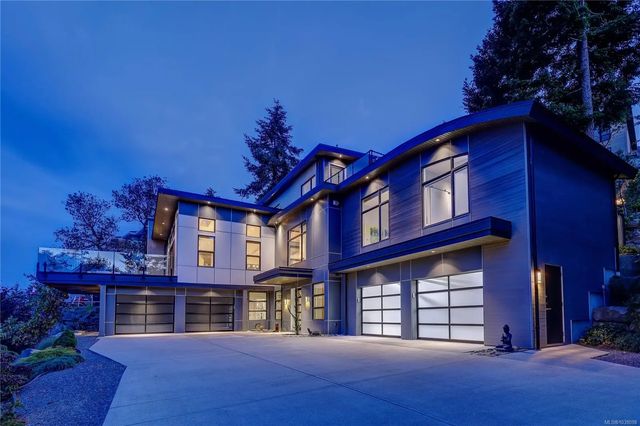 3450 Dolphin Dr, Nanoose Bay