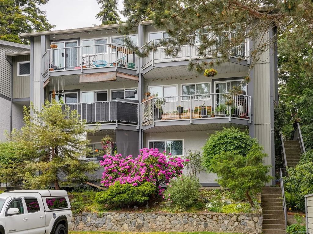 518 Carnation Pl, Saanich