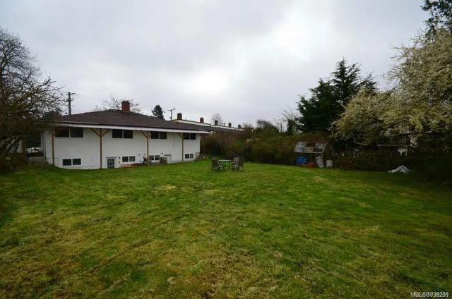 2 of 14 - 450-452 Craigflower Rd, Victoria, BC