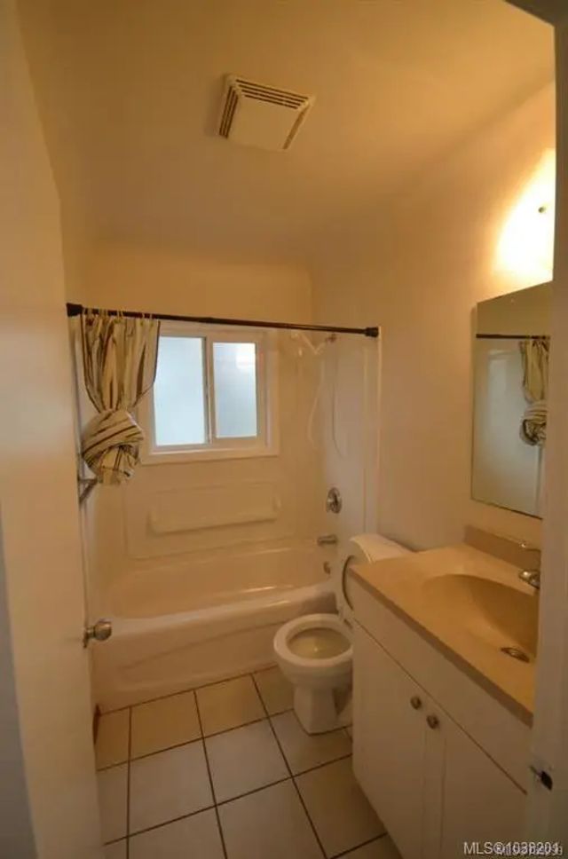 4 of 14 - 450-452 Craigflower Rd, Victoria, BC