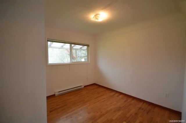 5 of 14 - 450-452 Craigflower Rd, Victoria, BC