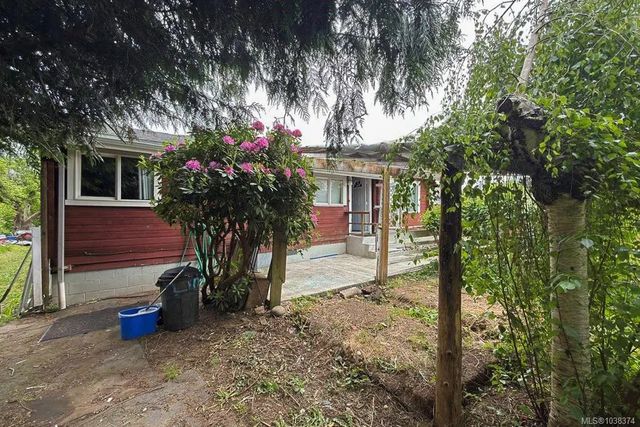 2 of 16 - 1621 Redwood St, Campbell River, BC