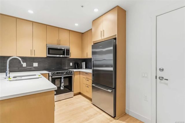 4 of 30 - 3912 Carey Rd 103, Saanich, BC