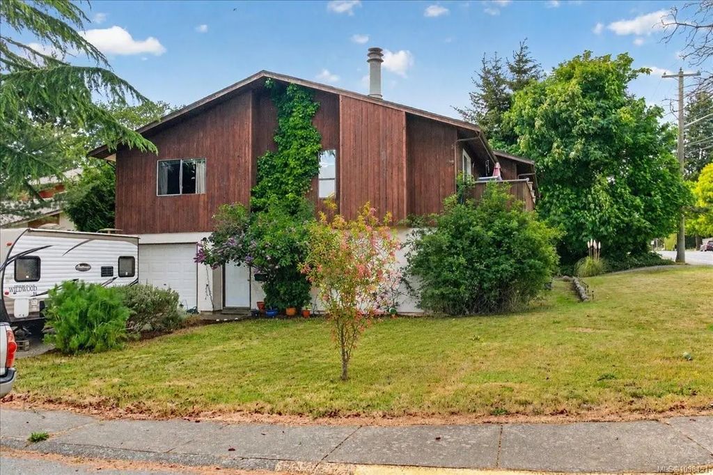 700 Stancombe Rd, Esquimalt