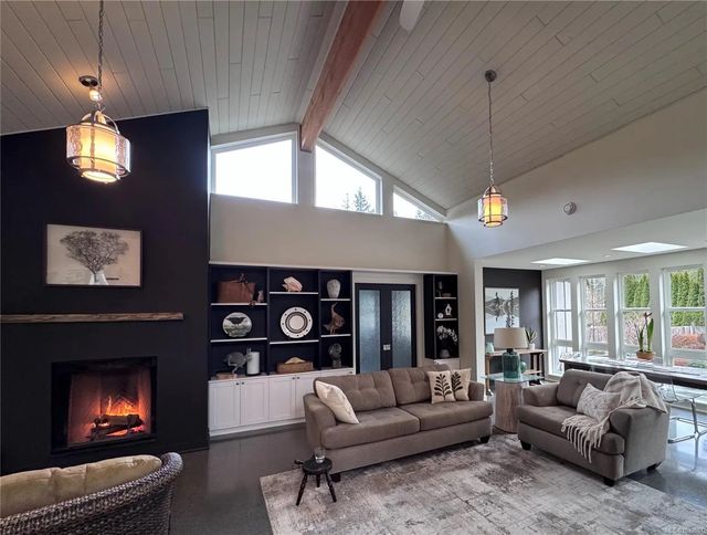 2 of 20 - 3881 Charlton Dr, Qualicum Beach, BC